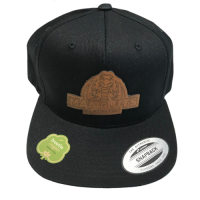 Snapback-Cap mit Logo auf Lederpatch (gerade)