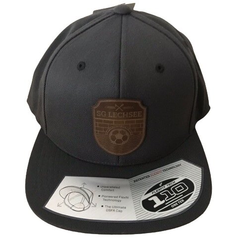 Snapback-Cap mit Vereinslogo (Lederpatch)